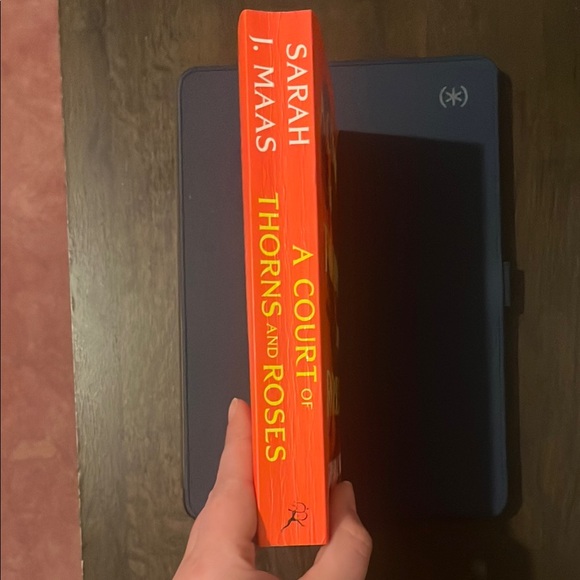 A Court of Thorns and Roses Book - Picture 2 of 4